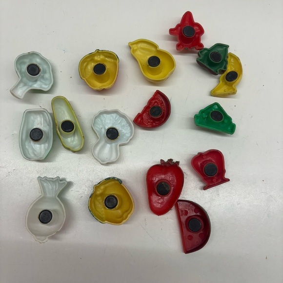 Vintage fruit refrigerator magnets lot - Picture 2 of 2